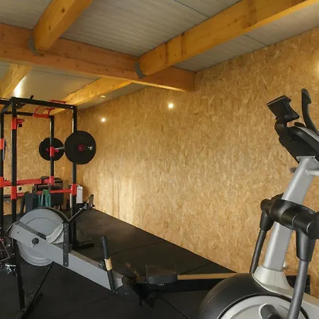 House With 9 Private Near Circuit *