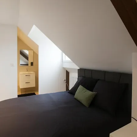 House With 9 Private Near Circuit *