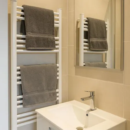 Dom wakacyjny House With 9 Private Near Circuit Le Mans