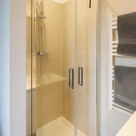 House With 9 Private Near Circuit *