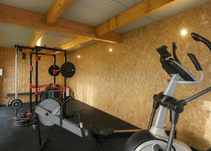 House With 9 Private Near Circuit *