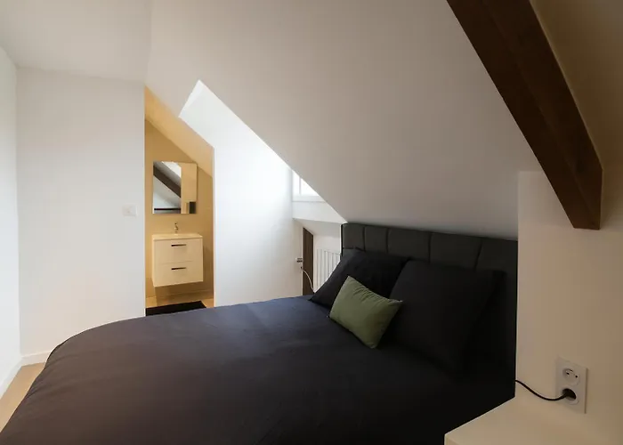 House With 9 Private Near Circuit *