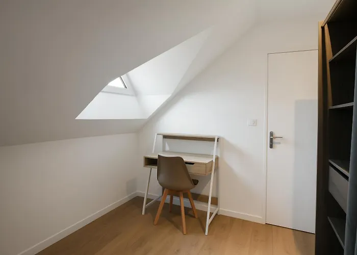 House With 9 Private Near Circuit