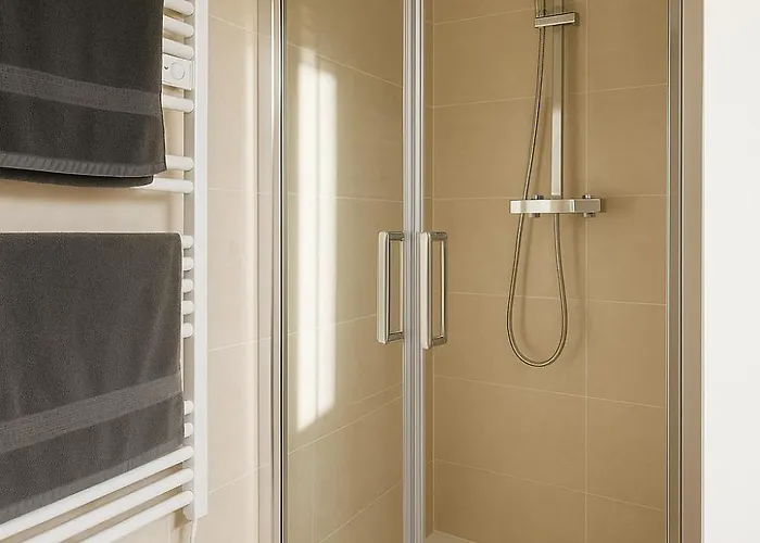 House With 9 Private Near Circuit