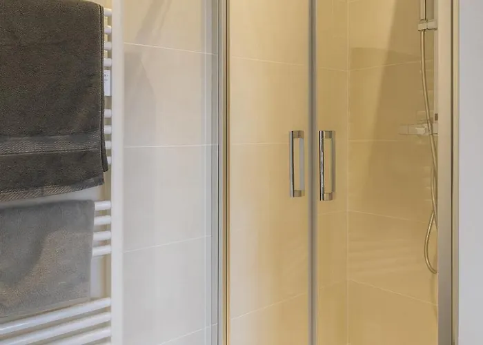 Dom wakacyjny House With 9 Private Near Circuit Le Mans