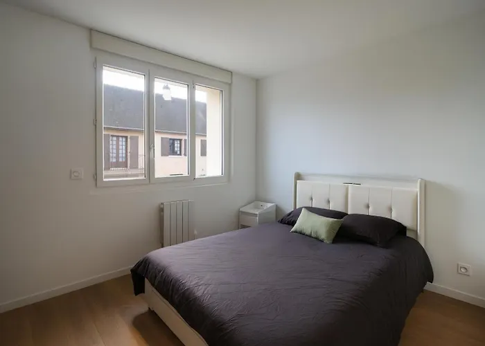 House With 9 Private Near Circuit