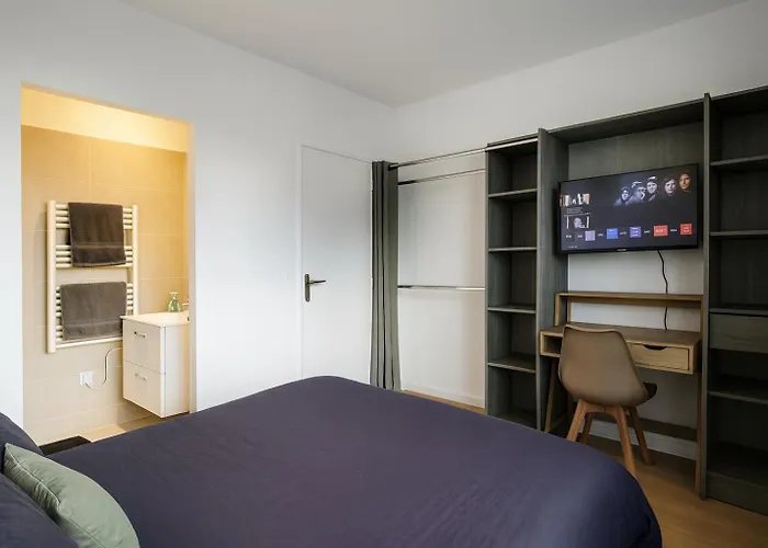 House With 9 Private Near Circuit *