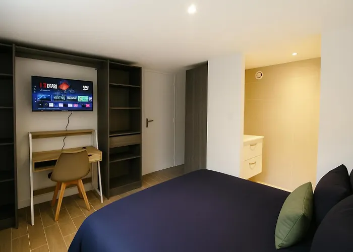 House With 9 Private Near Circuit